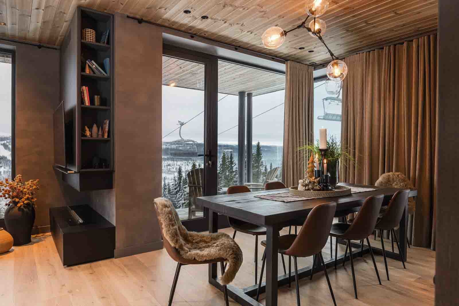 Nydelig utsikt også fra spisestuen. Utgang til terrasse Galleribilde