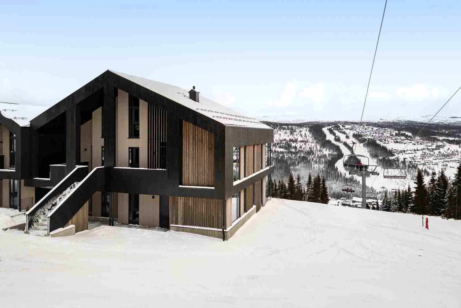 En imponerende beliggenhet midt i bakken på Kvitfjells Vestside Galleribilde