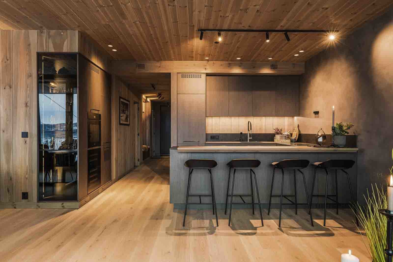 Lekkert kjøkken med oppgraderte løsninger og en praktisk barløsning Galleribilde