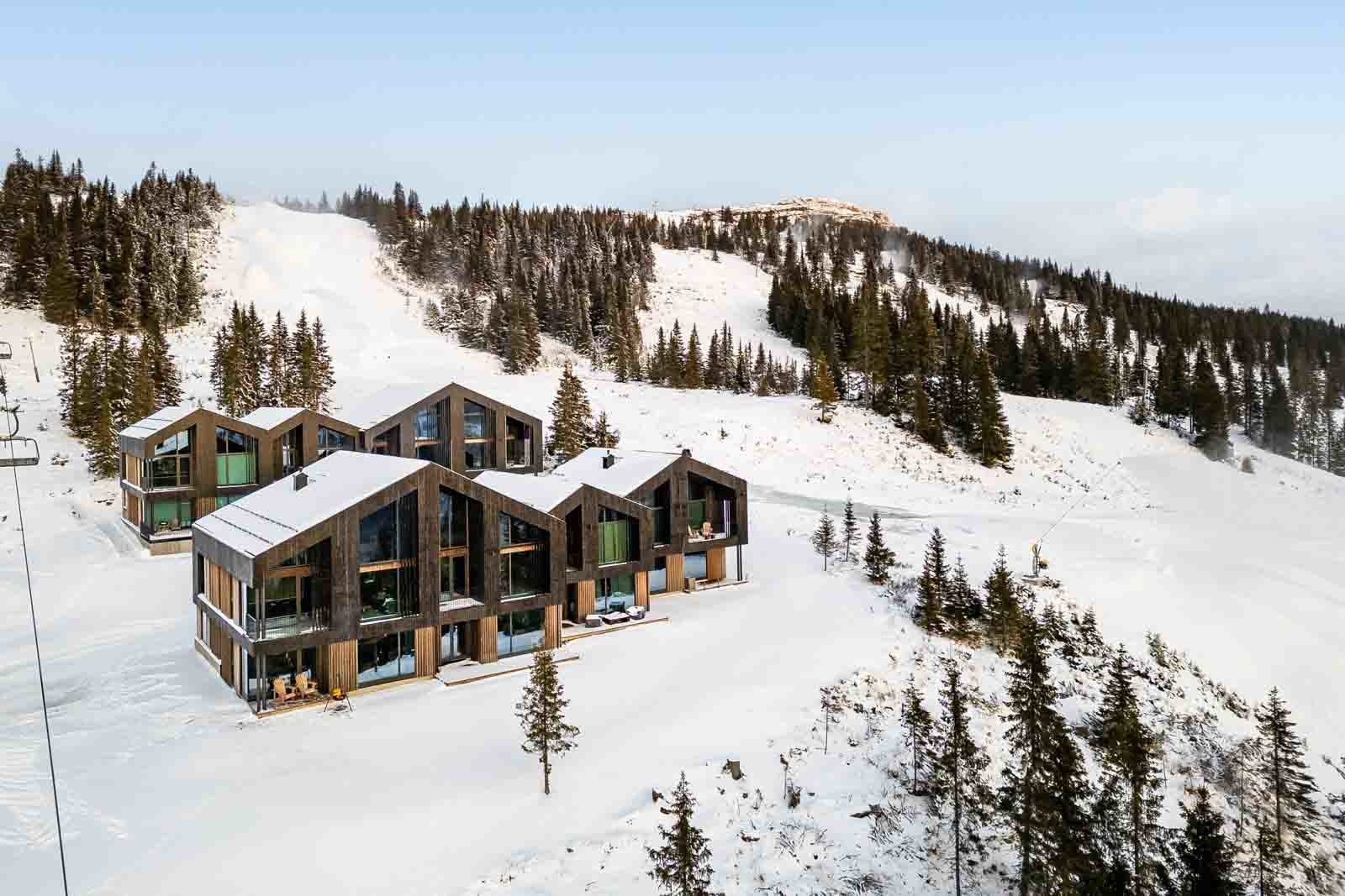 Svartskard ligger med fjellheisen rett utenfor døren Galleribilde