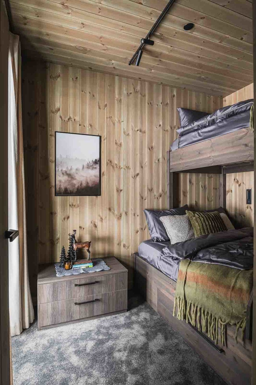 Koselig soverom med plassbygget familiekøye med skuffer under. Galleribilde