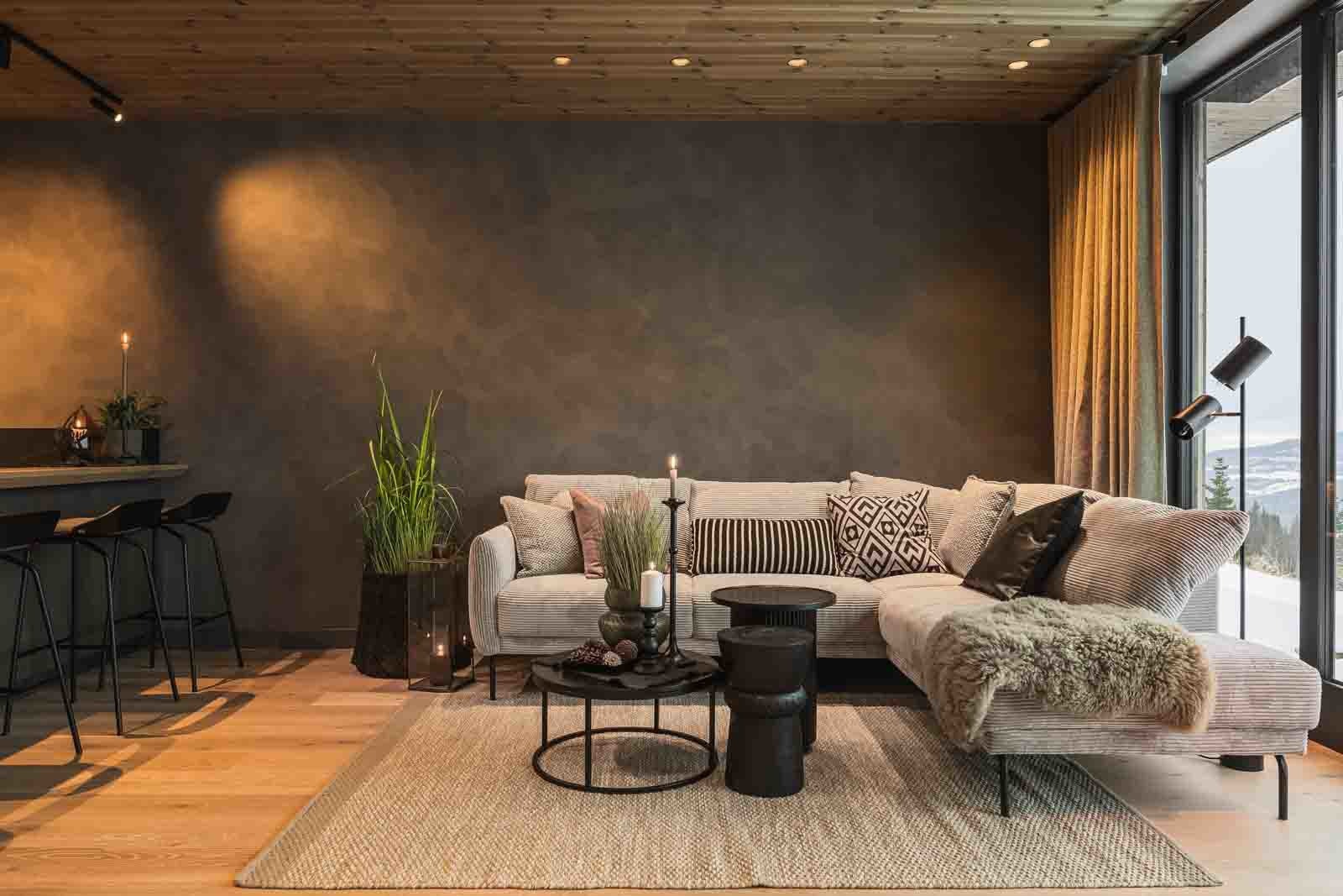 Legg merke til den lekre veggen, som gir en flott kontrast til det mørkbeisede treverket Galleribilde