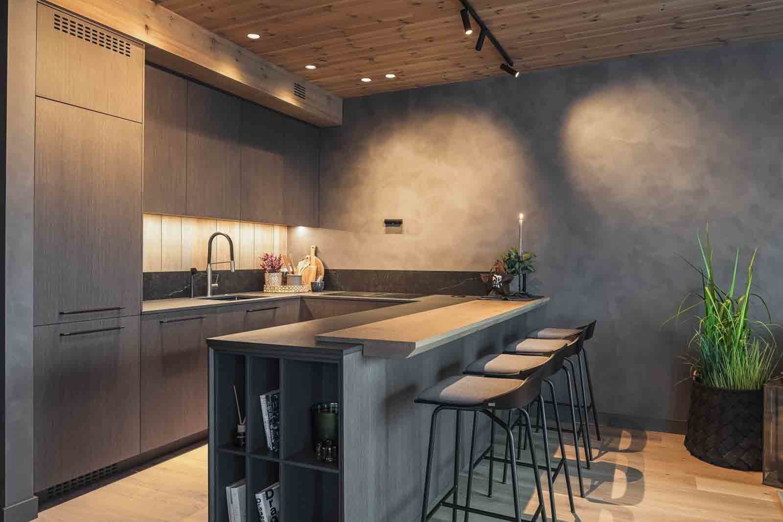 Snekkerbygget kjøkken med flotte løsninger Galleribilde