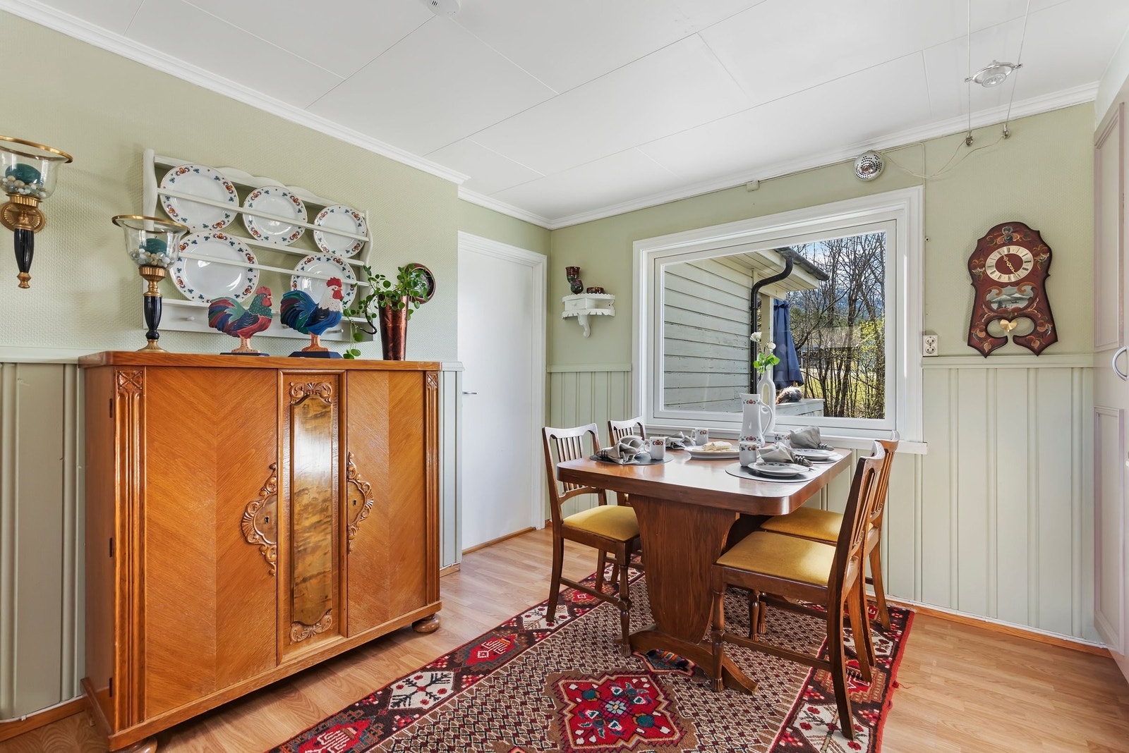 Spisebord på kjøkkenet Galleribilde