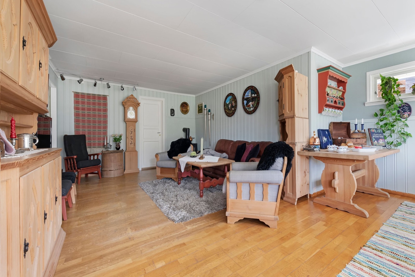 Bilde tatt fra spisestuen inn i tv-stuen Galleribilde