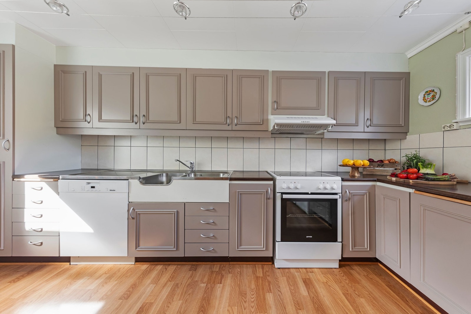 Stort kjøkken med mye benkeplass Galleribilde