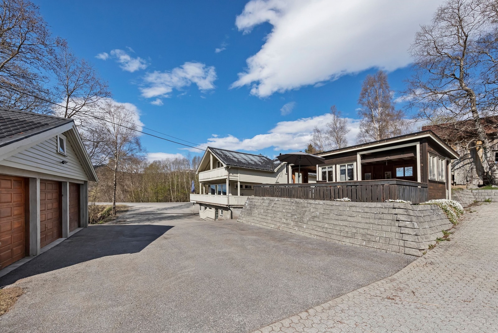 Uteplass og garasje Galleribilde