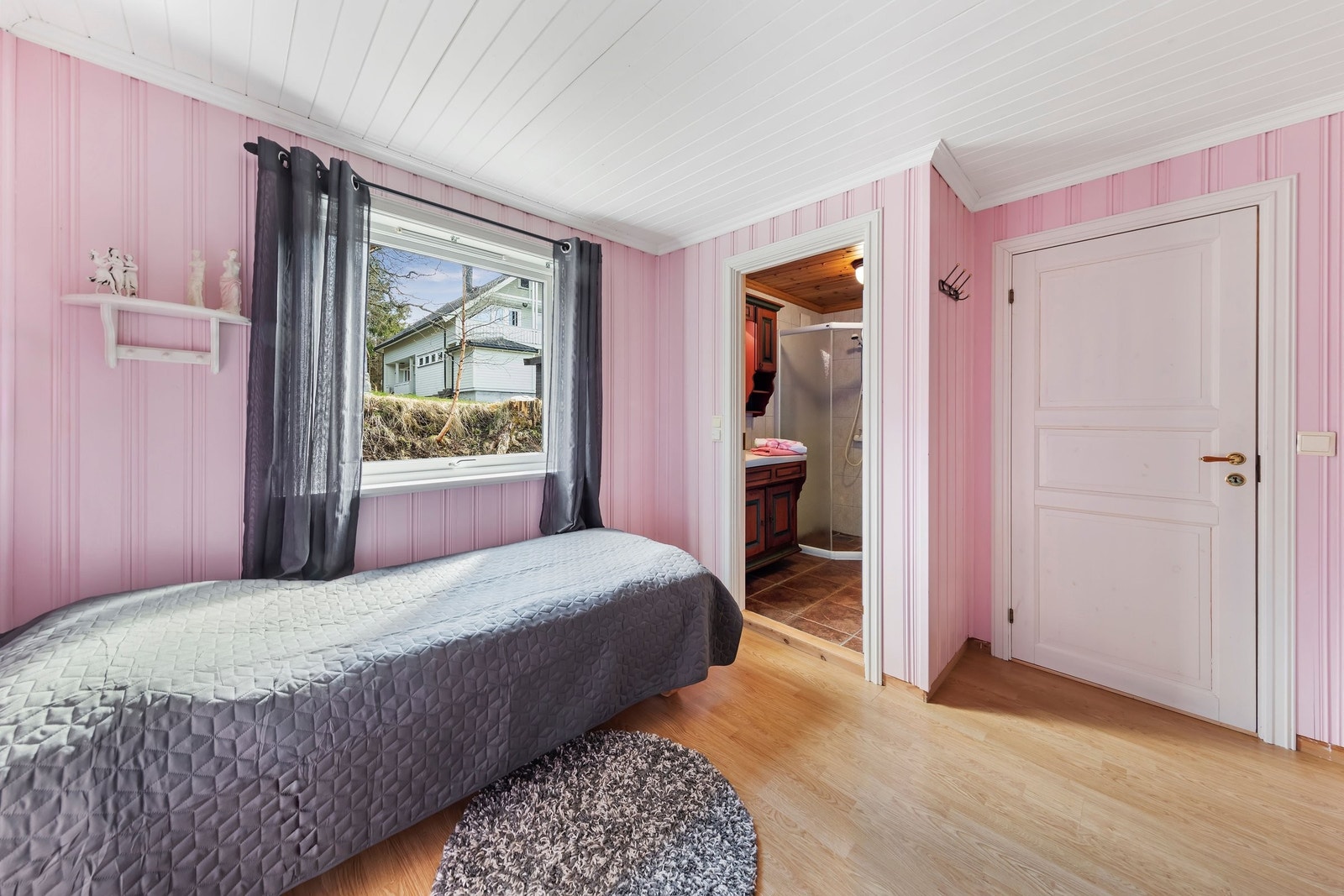 Soverom med tilhørende bad Galleribilde