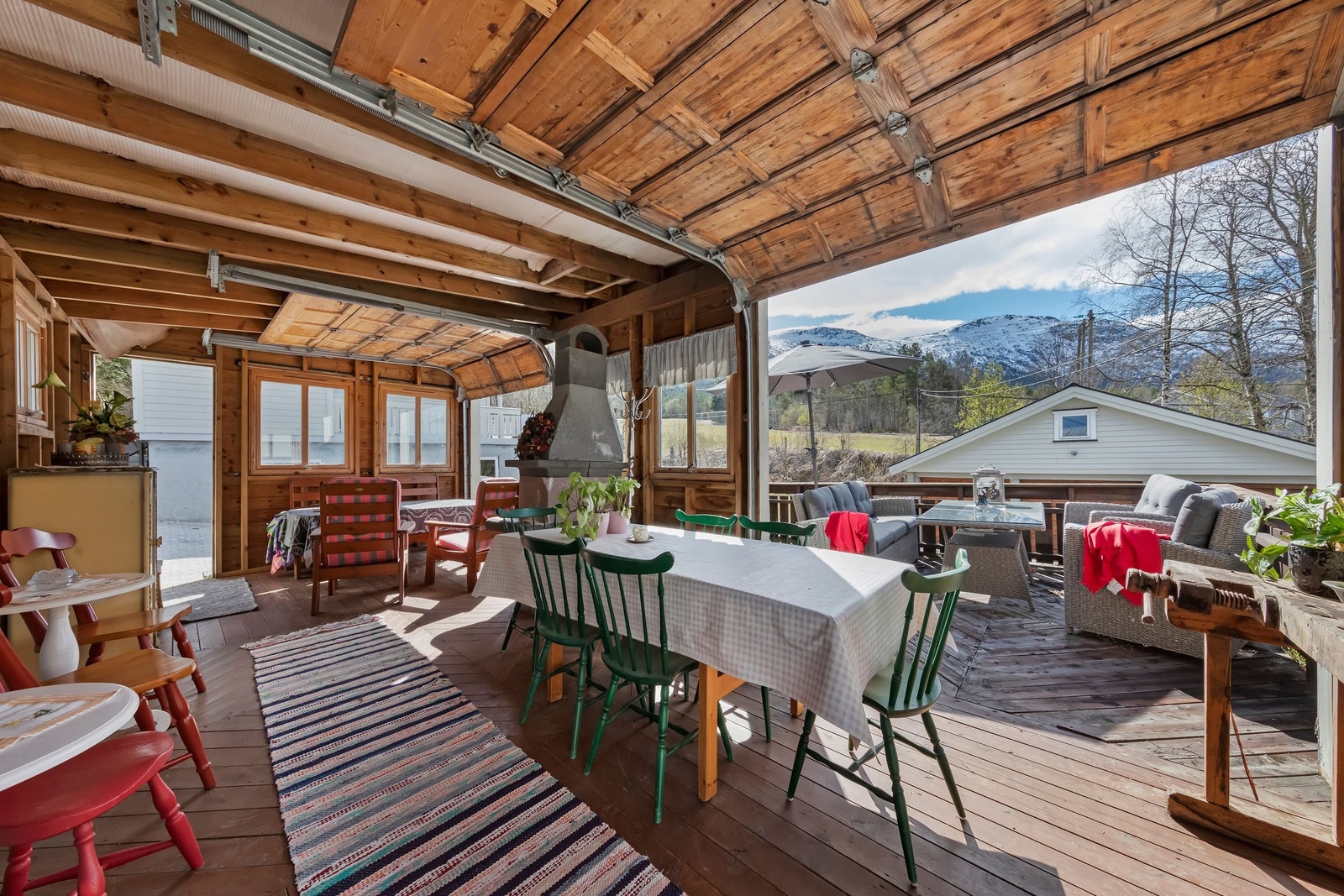 Uteplassen for å nyte sene sommerkvelder i gode lag Galleribilde