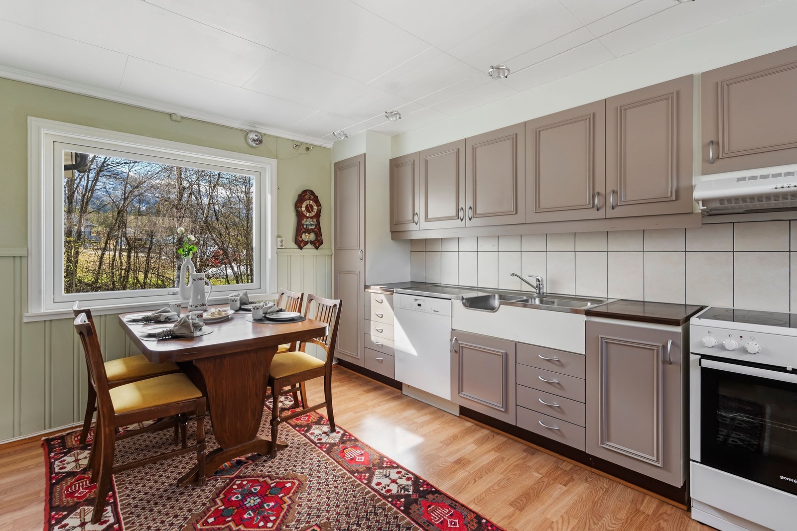 Kjøkkenet fra en annen vinkel Galleribilde