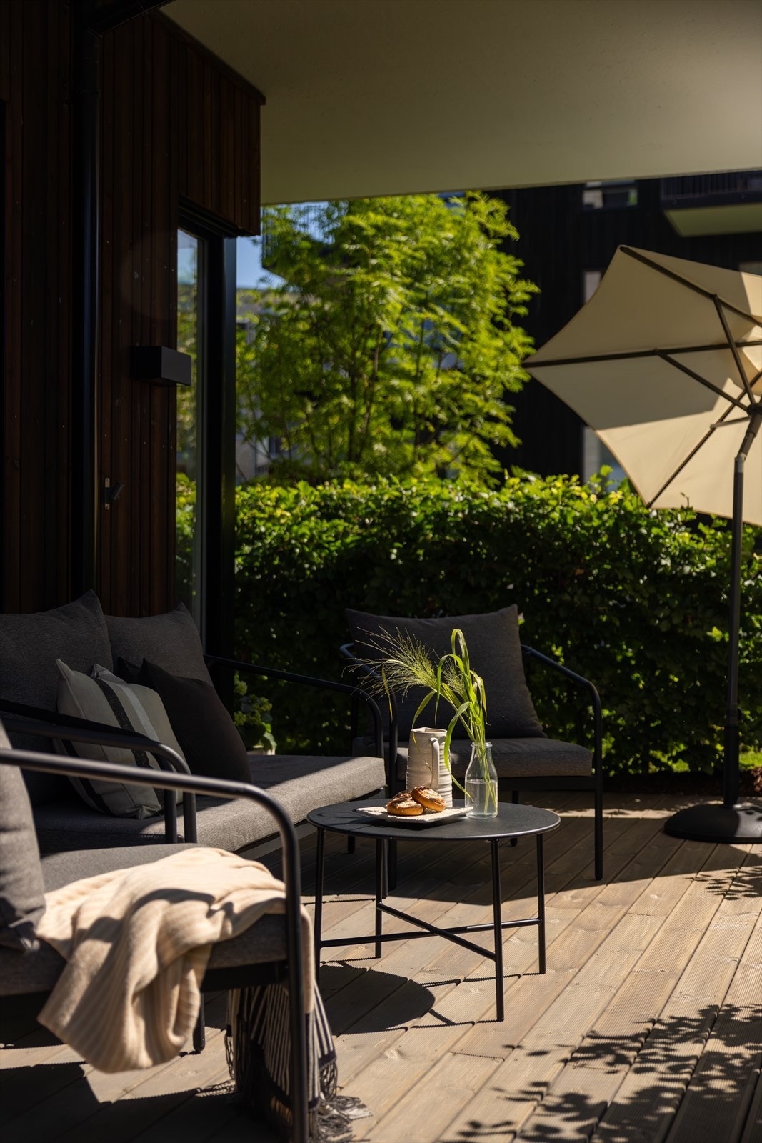 Den store uteplassen har rom for flere soner med møblering og grill, slik at dagene kan nytes med komfort. Galleribilde