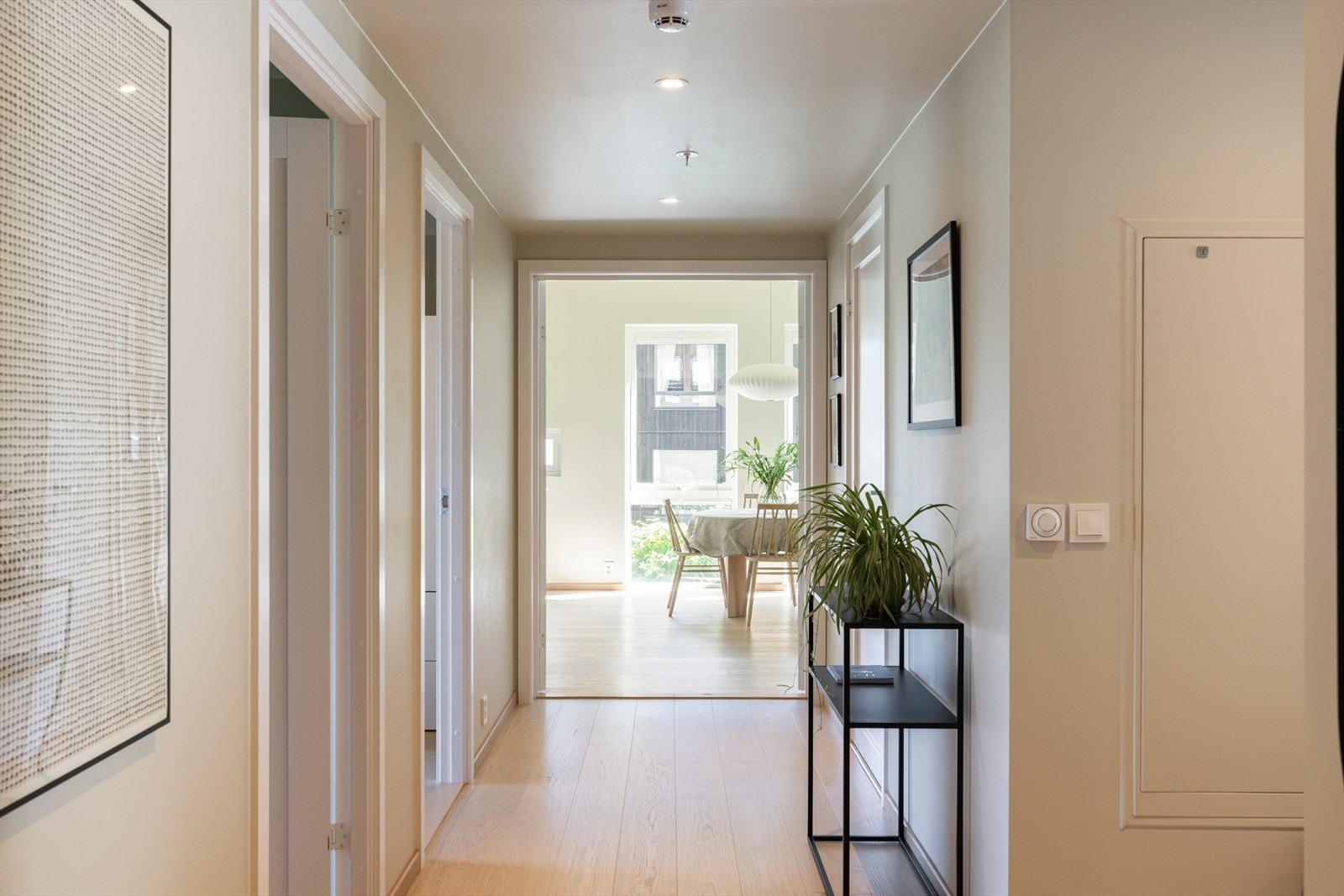 Leiligheten har fortsatt gjenværende garantitid fra utbygger, og er påkostet utover standard med både innredning og utstyr av høy kvalitet. Galleribilde