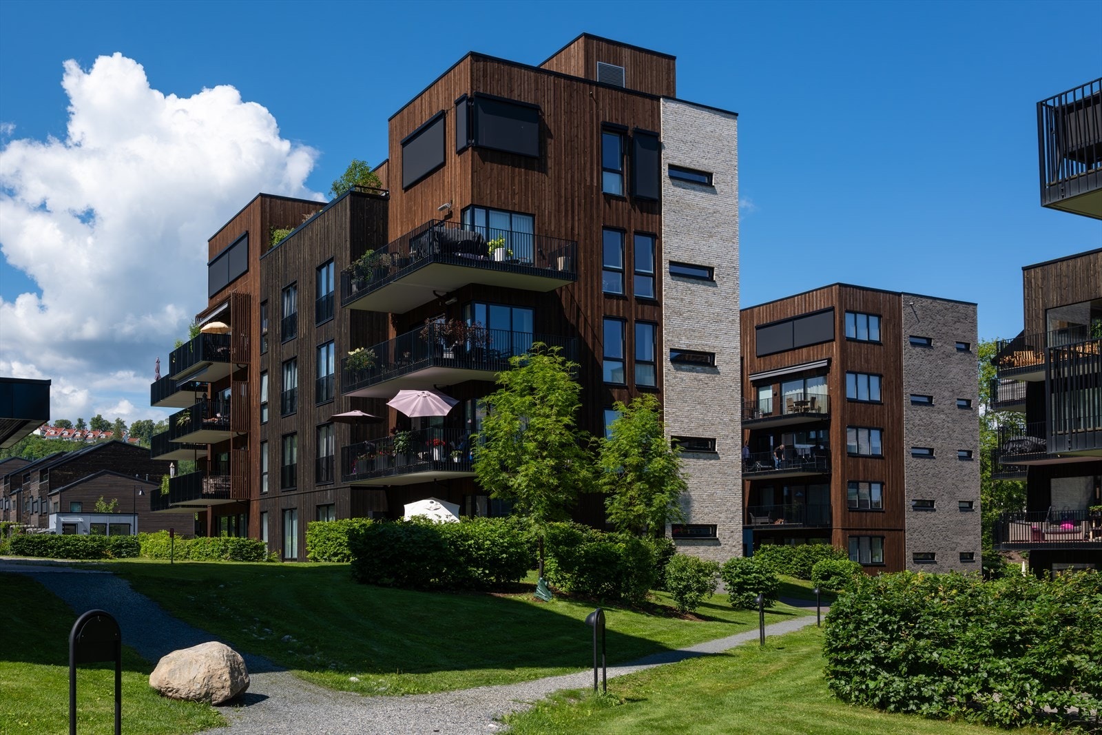 Området ligger sentralt plassert omtrent midt mellom Asker og Sandvika, i umiddelbar nærhet til marka og med kort avstand til sjøen. Kort reisevei til Oslo på under 20 minutter med buss, gjør at området er utmerket for deg som jobber i byen. Galleribilde