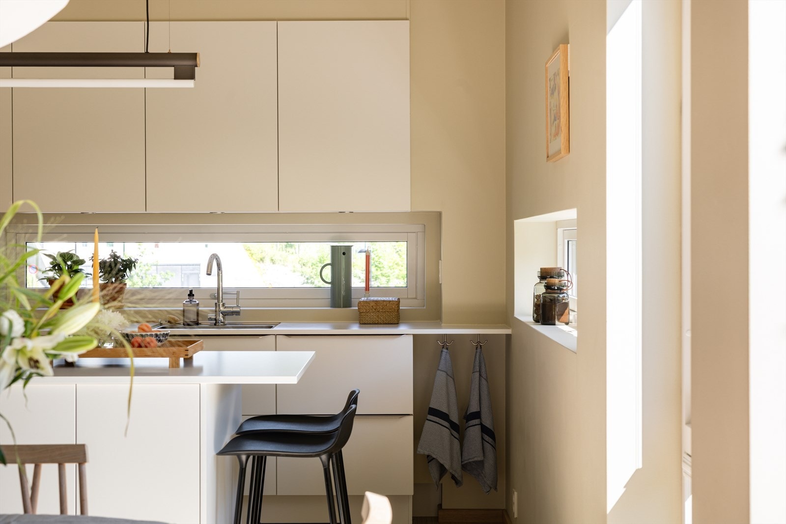 Som tilvalg ble det også satt inn en flott kjøkkenøy som romdeler mellom sonene, noe som bidrar til god arbeidsflyt og mye ekstra skap- og skuffeplass. Galleribilde