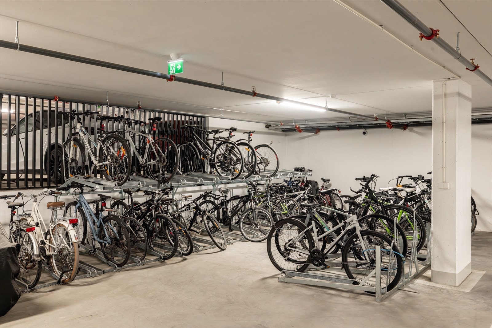 Felles sykkelparkering i garasjen. Galleribilde