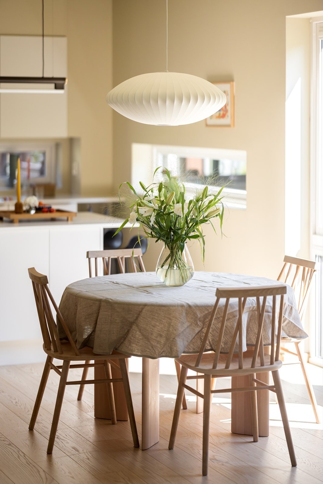 Hele rommet er malt opp av malermester i 2021, himlingen er listefri og gulvet er i en-stavs parkett med vannbåren gulvvarme. Galleribilde