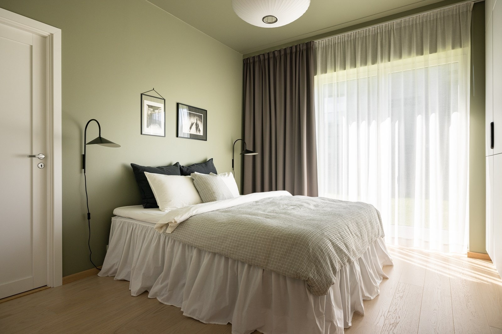 Lyst og romslig hovedsoverom med suiteløsning til bad og egen, innvendig bod. Rommet bades i naturlig dagslys fra høye, sydvestvendte vinduer og har gjennomgående høy standard. Galleribilde