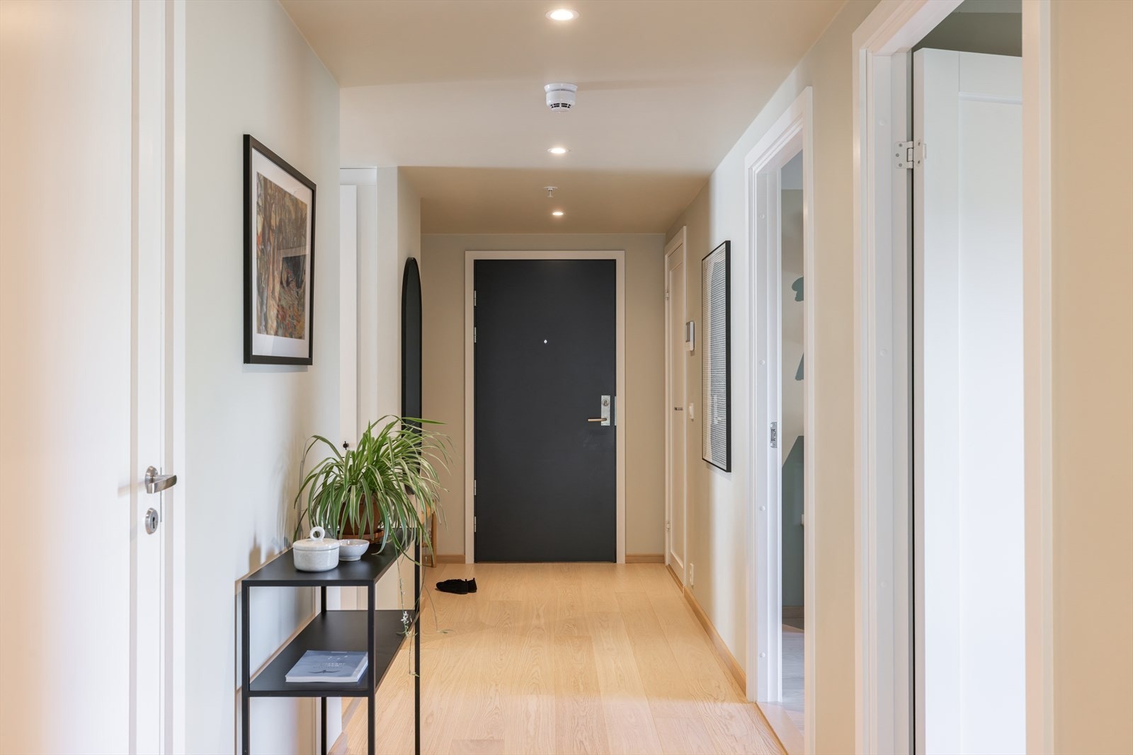 Entreen er innbydende med downlights, listefri himling, dørcalling med kamera og en-stavs parkettgulv. Videre har leiligheten har tre gode soverom, det største med suiteløsning til bad og innvendig bod. Galleribilde