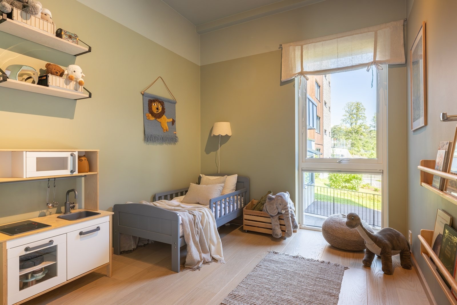 Soverom 2: Også dette rommet ble malt i 2024, og har samme standard med en-stavs parkett, vannbåren gulvvarme og listefri himling. Rommet har lystett plisségardin fra Bærum Solskjerming. Galleribilde