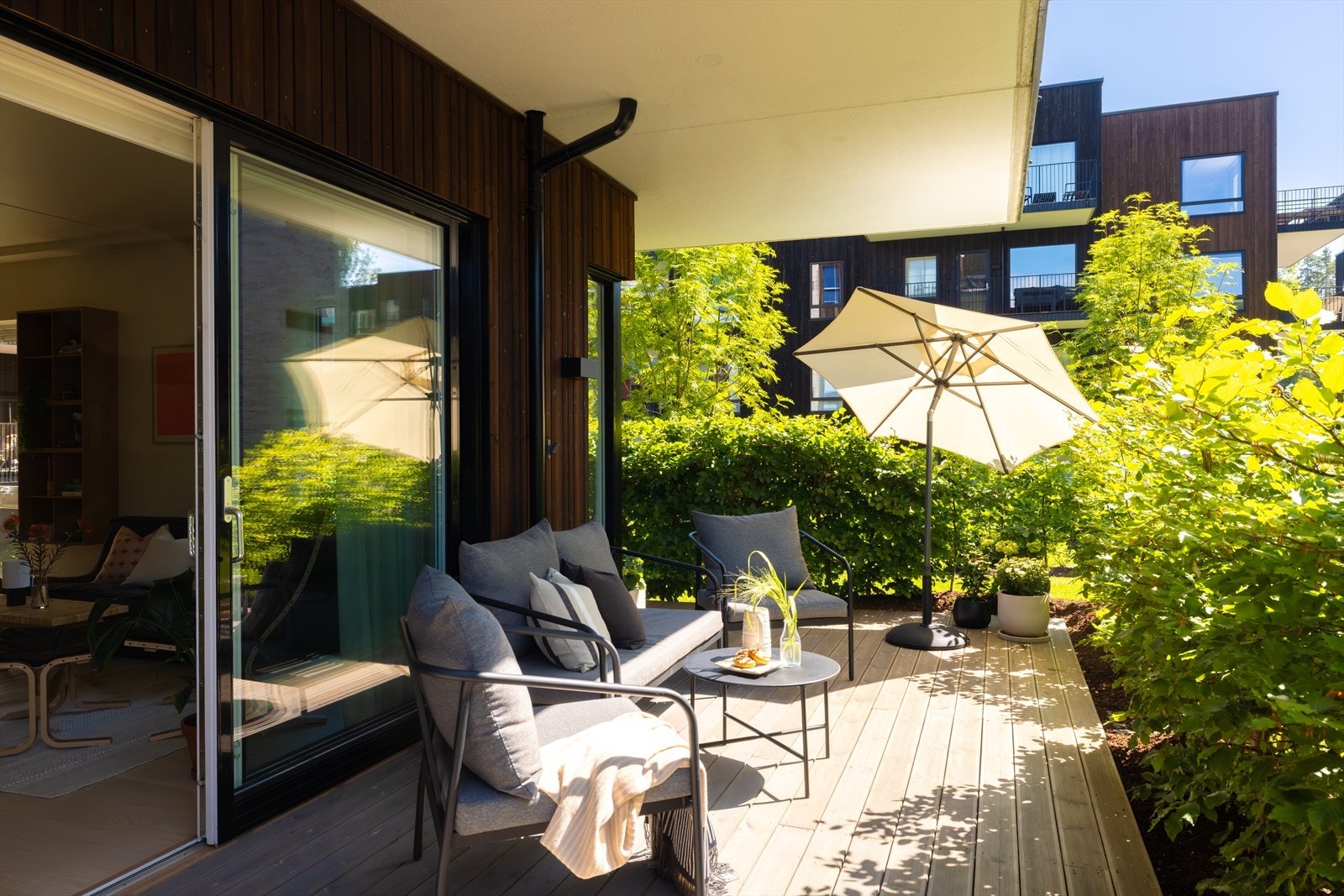 Leiligheten ligger på enden i 1. etasje - perfekt for småbarnsfamilier. Fra stuen er det utgang til en stor, sydvestvendt hjørneterrasse på hele 23 kvm, som er utvidet, fagmessig utført og godkjent av sameiet. Galleribilde