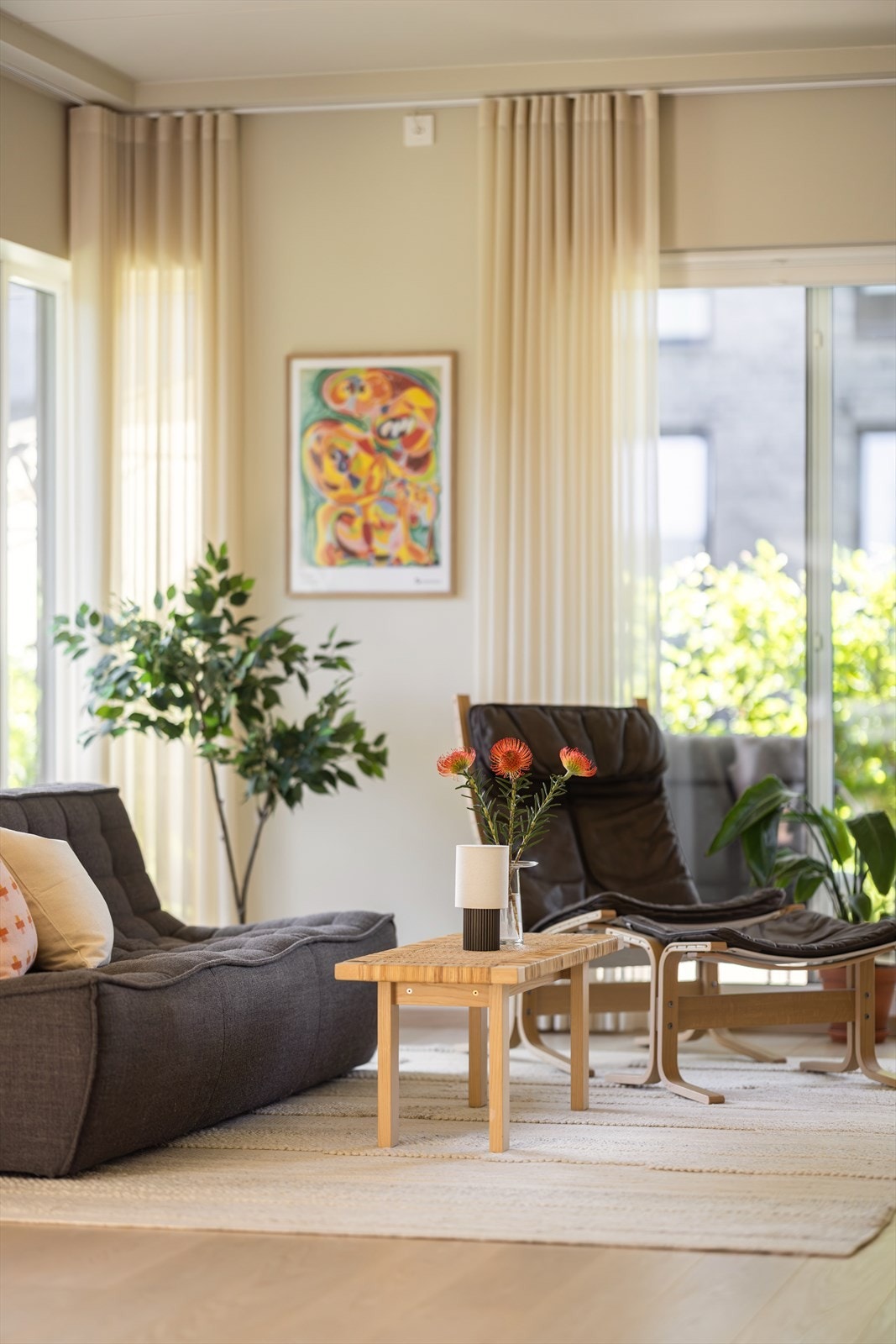 Stilen er gjennomført med delikat fargevalg, familievennlig planløsning og høy bokomfort - her kan man flytte rett inn. Galleribilde