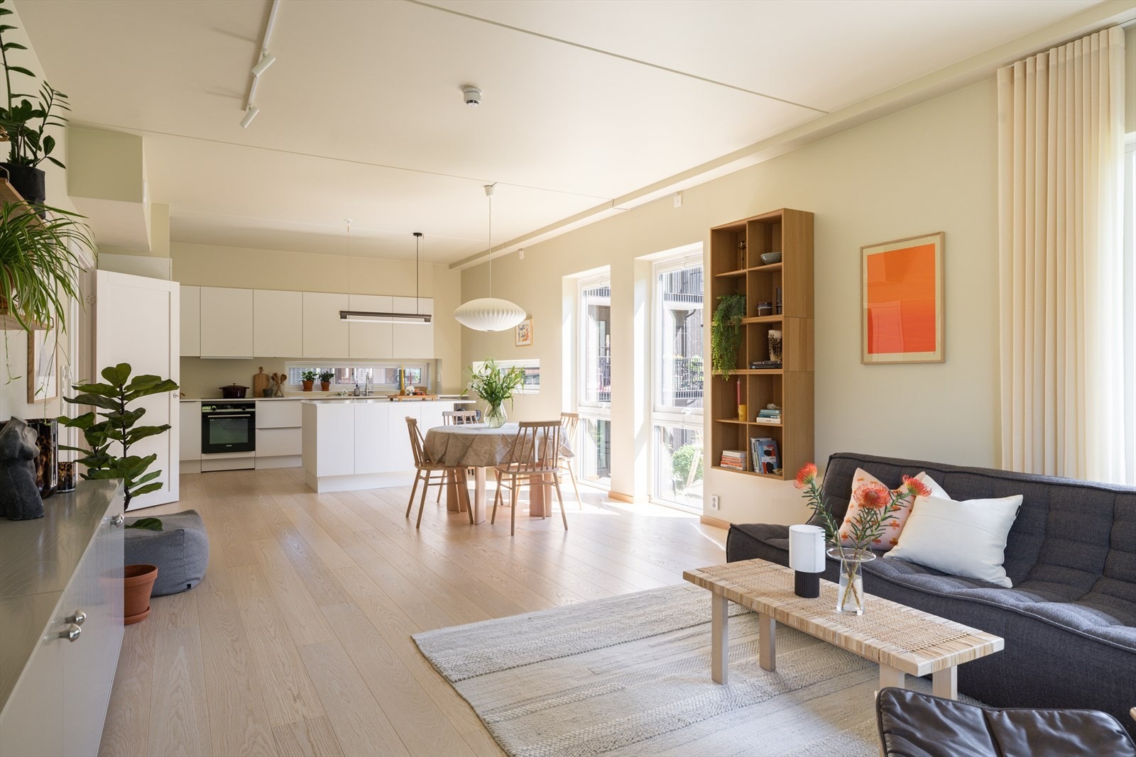 Leiligheten har en luftig takhøyde på 2,79 meter, store vindusflater som slipper inn rikelig med dagslys, og vannbåren gulvvarme i alle tørre rom. Galleribilde