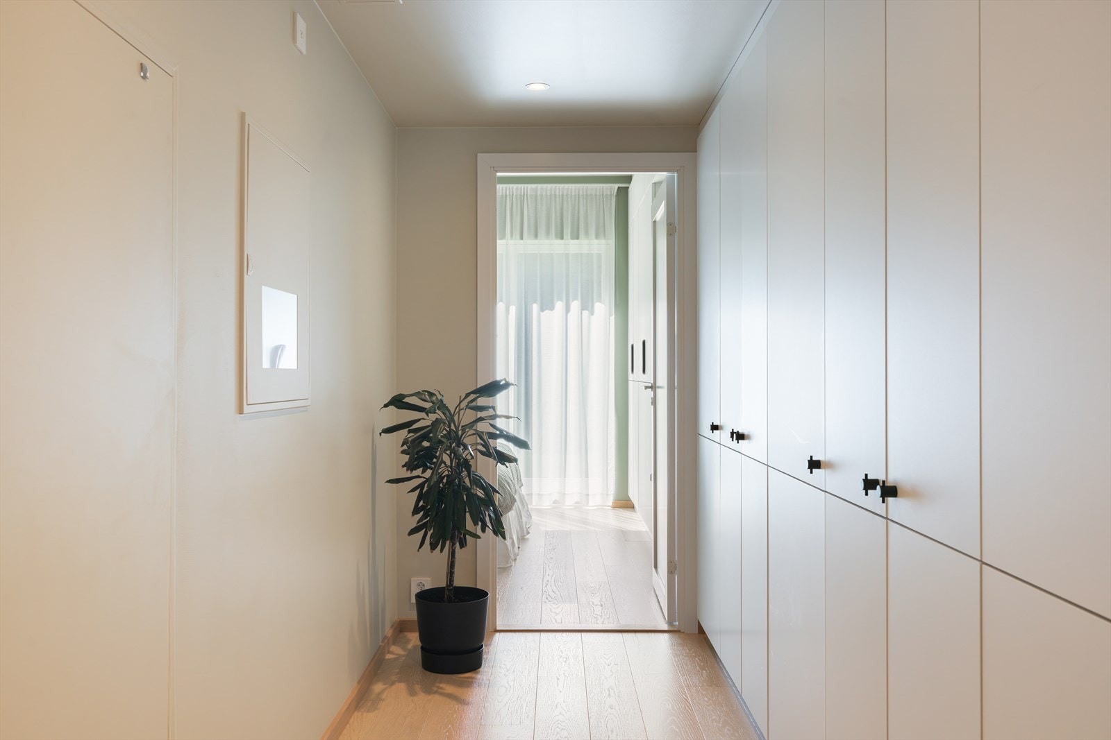 Fra entreen er det åpent mot en romslig korridor, hvor det er satt inn en plassbygd garderoberekke fra Kvik som gjør det enkelt å holde orden. Det er montert ekstra downlights i himlingen i korridoren. Galleribilde