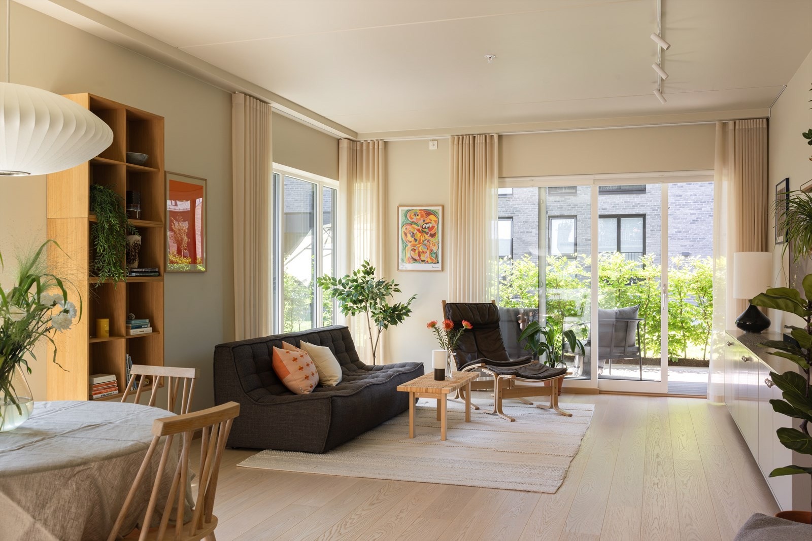 Velkommen til en innholdsrik 4-roms selveierleilighet fra 2021 med 3 soverom, 2 bad, romslig markterrasse på 23 kvm, vannbåren gulvvarme, ekstra god takhøyde og garasjeplass med elbillader. Galleribilde