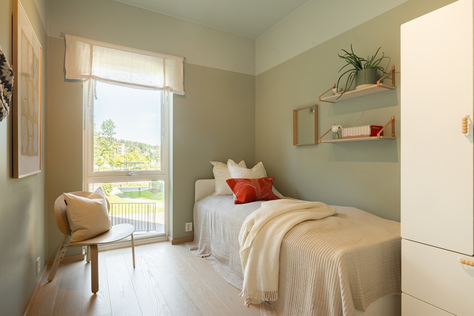 Soverom 3: Rommet er lyst, malt i 2024 og har en-stavs parkett med underliggende, vannbåren varme og listefri himling. Utstyrt med lystett plisségardin levert av Bærum Solskjerming. Galleribilde