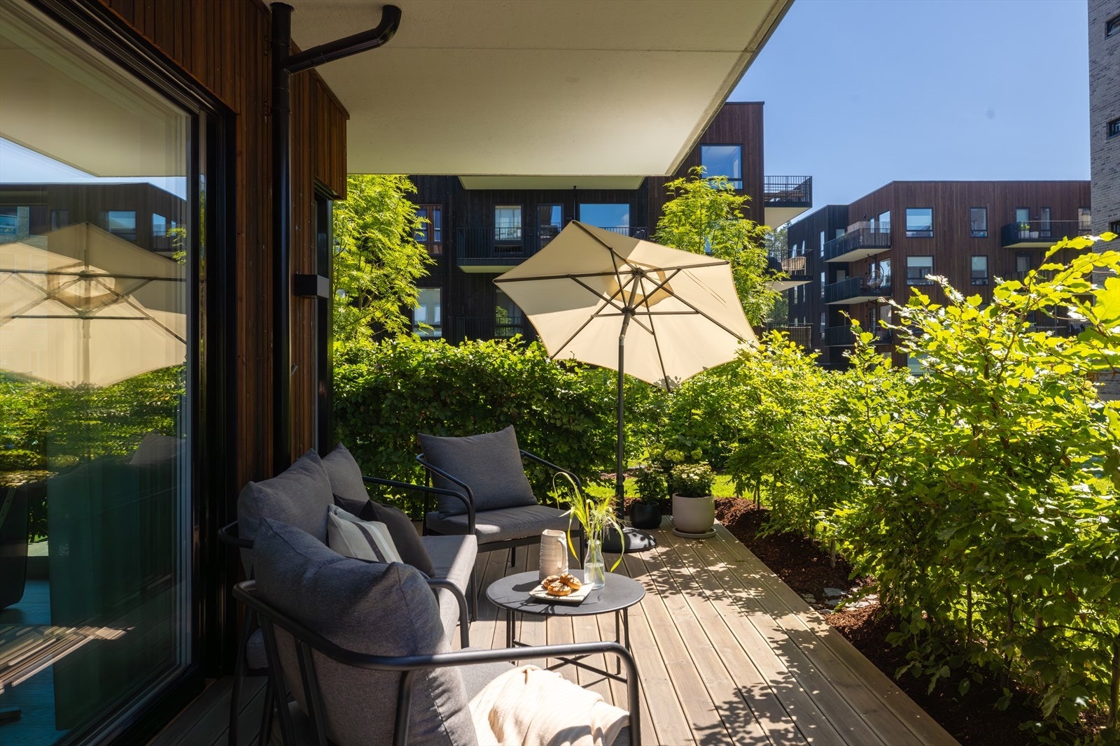 Solrik hjørneterrasse på hele 23 kvm - overbygd og tilrettelagt for komfort året rundt. Galleribilde