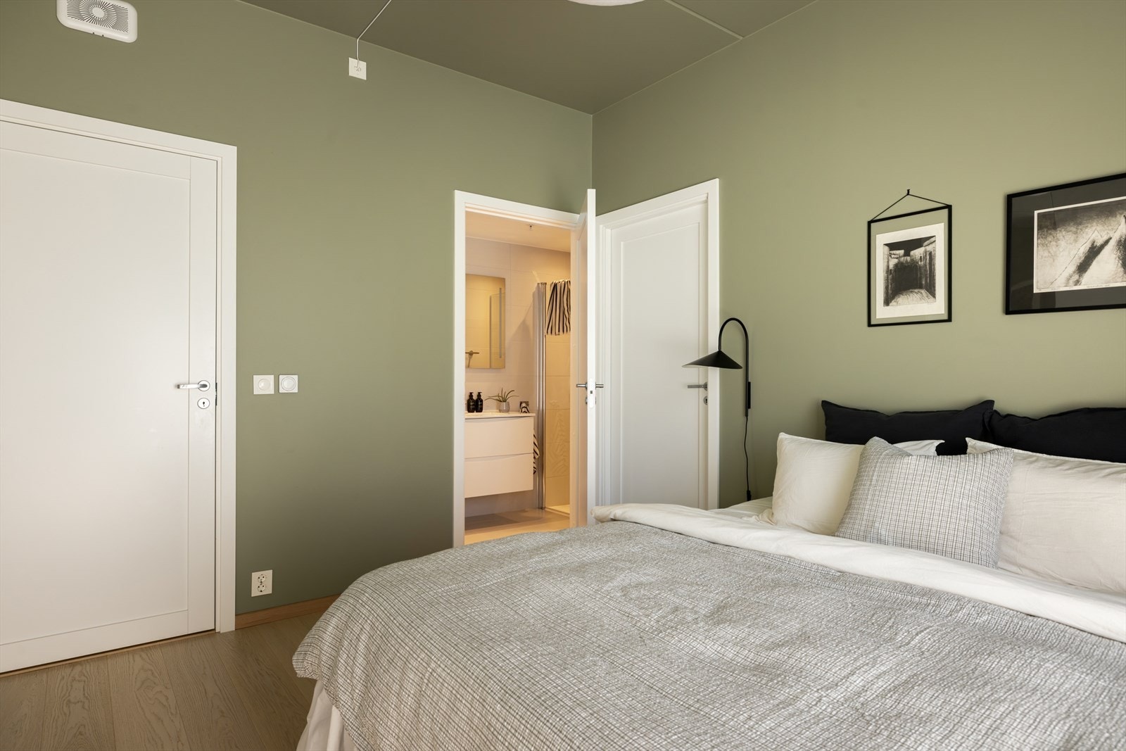 Himling og vegger på hovedsoverommet ble malt i samme nyanse i 2021. Rommet har gulv i en-stavs parkett med underliggende, vannbåren varme og listefrie himlinger. Galleribilde