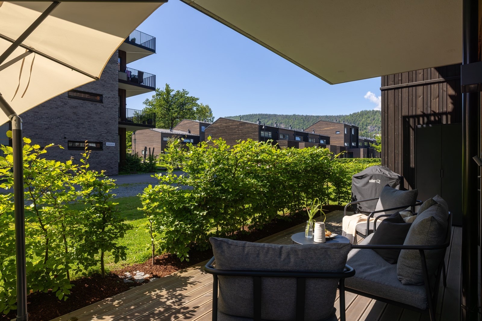 Terrassen har utebelysning, strømuttak og er belagt med nærmest vedlikeholdsfrie terrassebord i Møre Royal-impregnert treverk. Perfekt for deg som ønsker å nyte sommerdagene i fred og ro, uten å bruke tiden på vedlikehold. Galleribilde