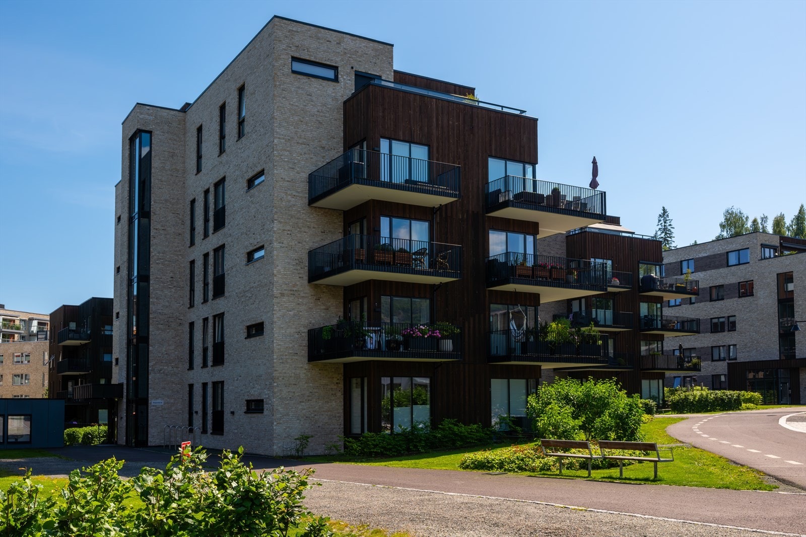 Fra boligen er det gangavstand til skoler, barnehager og gode servicetilbud. Galleribilde