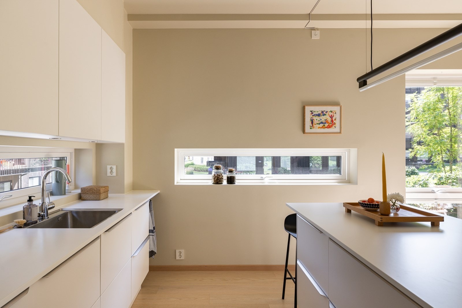 Smale vinduer med bred karm over benken og god benkebelysning bidrar til en ekstra lys og trivelig sone. Galleribilde