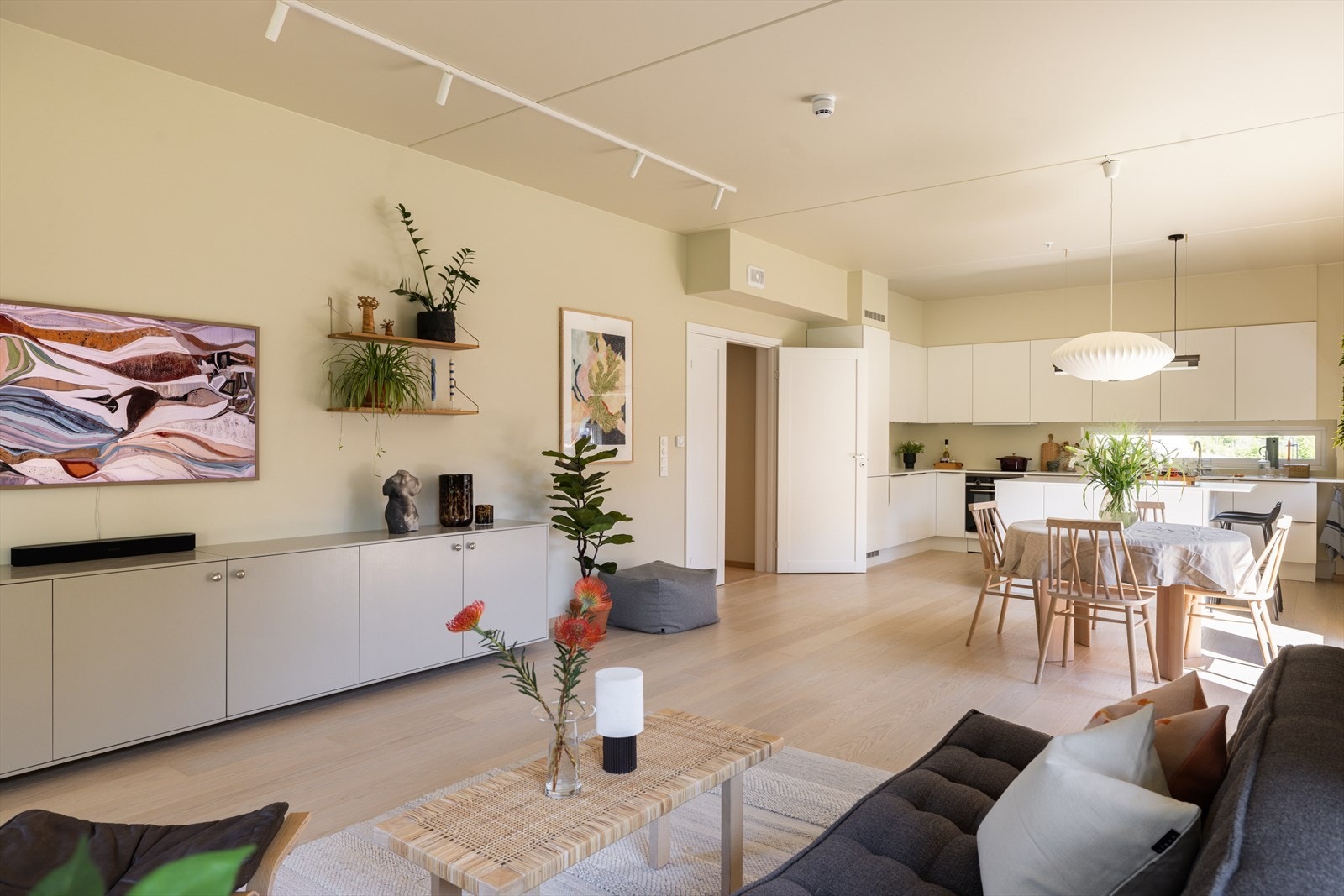 Stuen lar seg enkelt møblere med både tv-lounge, spisebord og annet møblement. Galleribilde