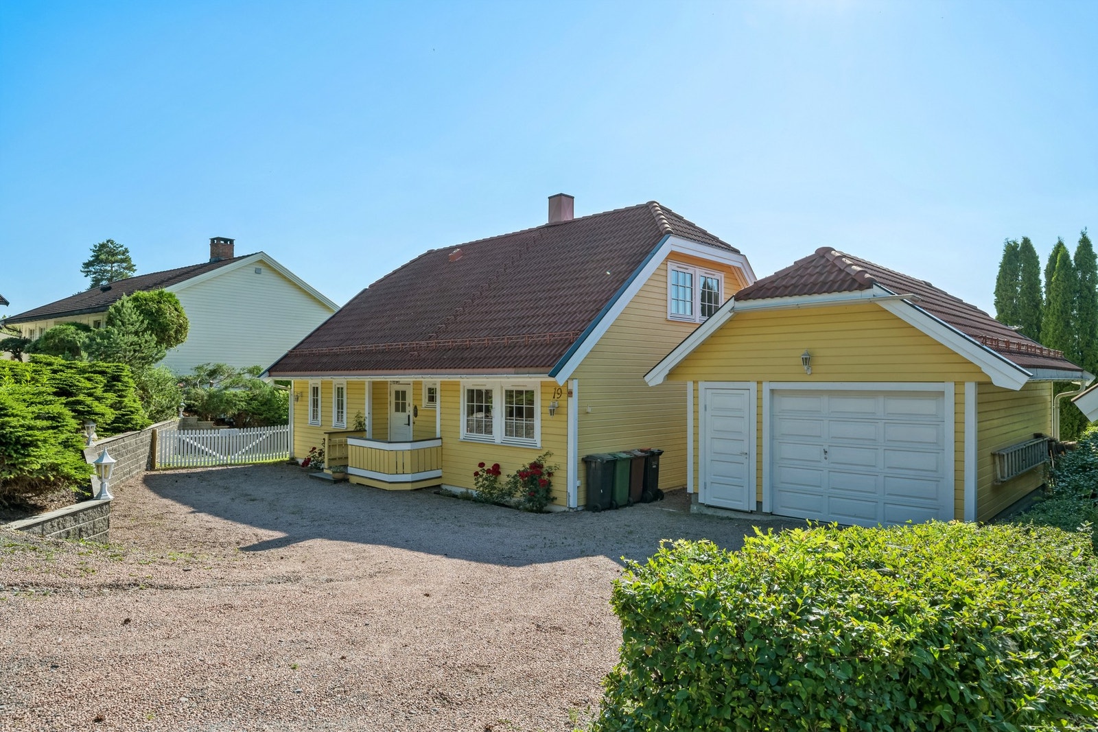 På framsiden av huset kan du nyte kaffen til morgensolen som skinner godt inn her. Galleribilde