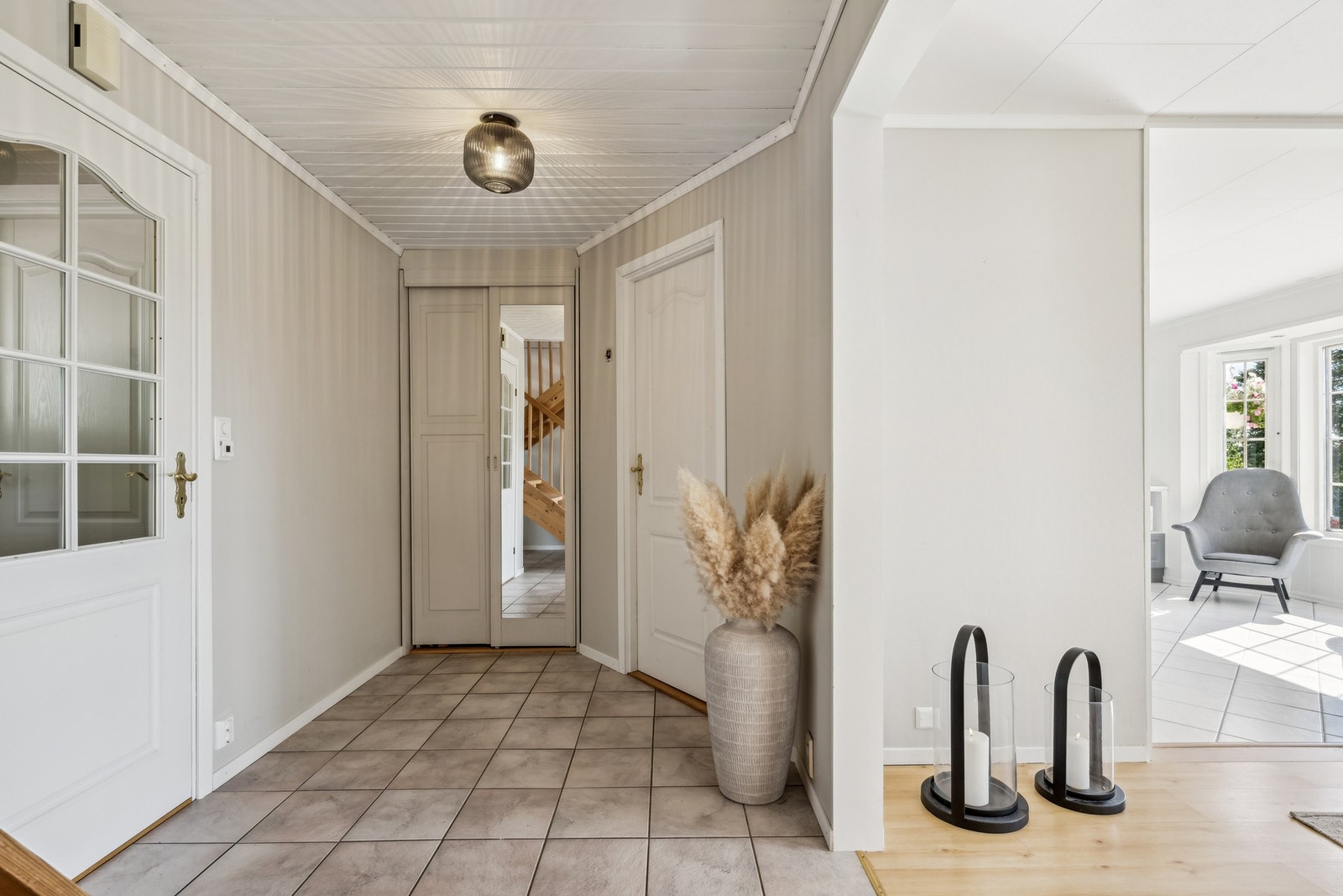 Romslig og lys hall med varmekabler i gulvet. Galleribilde