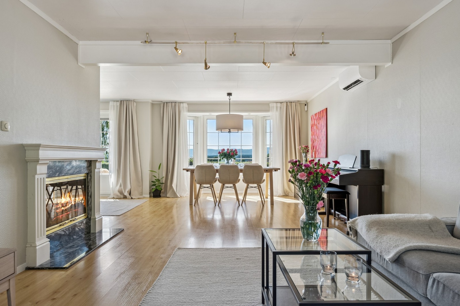 Varmepumpe og peis i stuen. Galleribilde