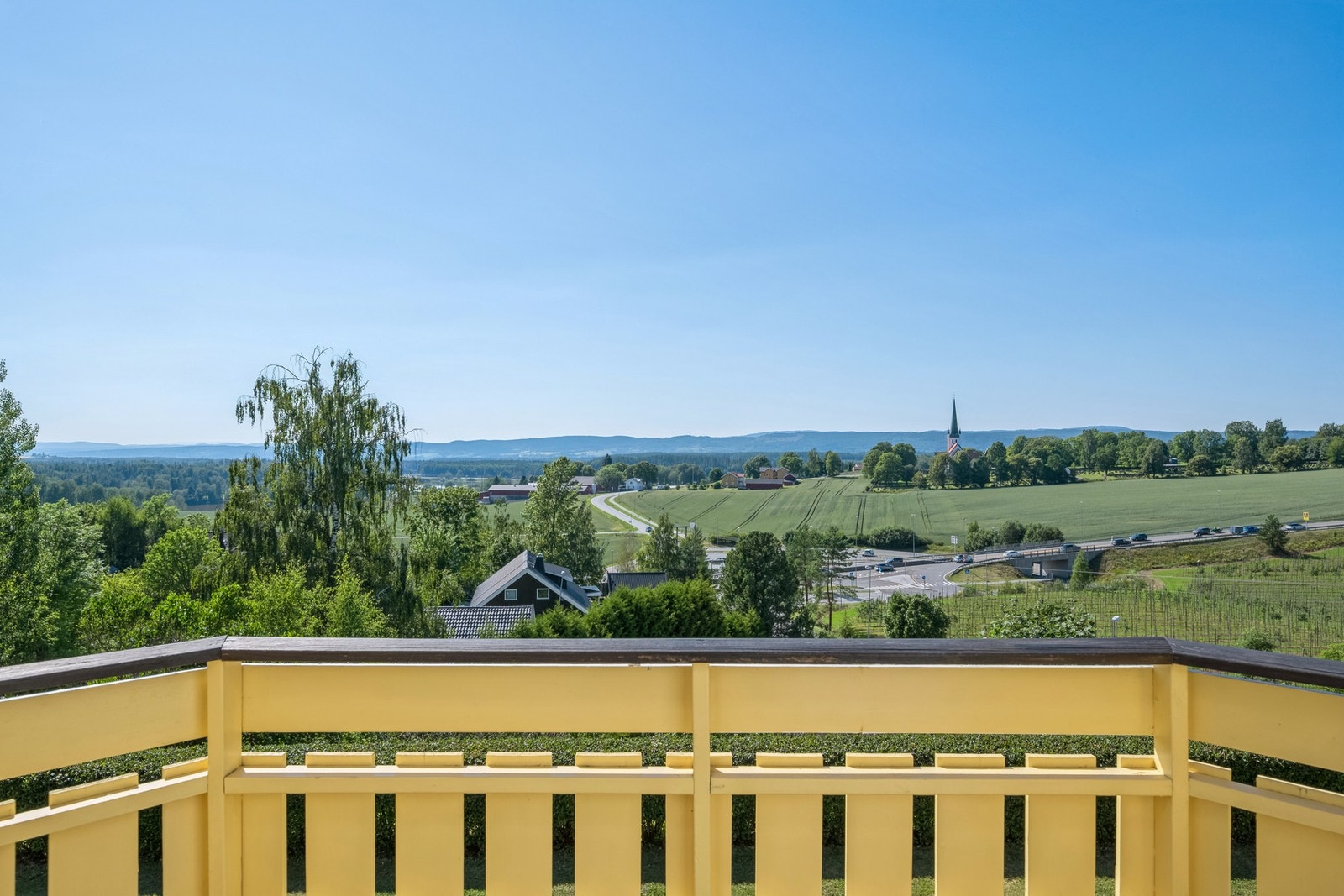 Utsikten kan nytes bedre på høyere hold fra balkongen! Galleribilde