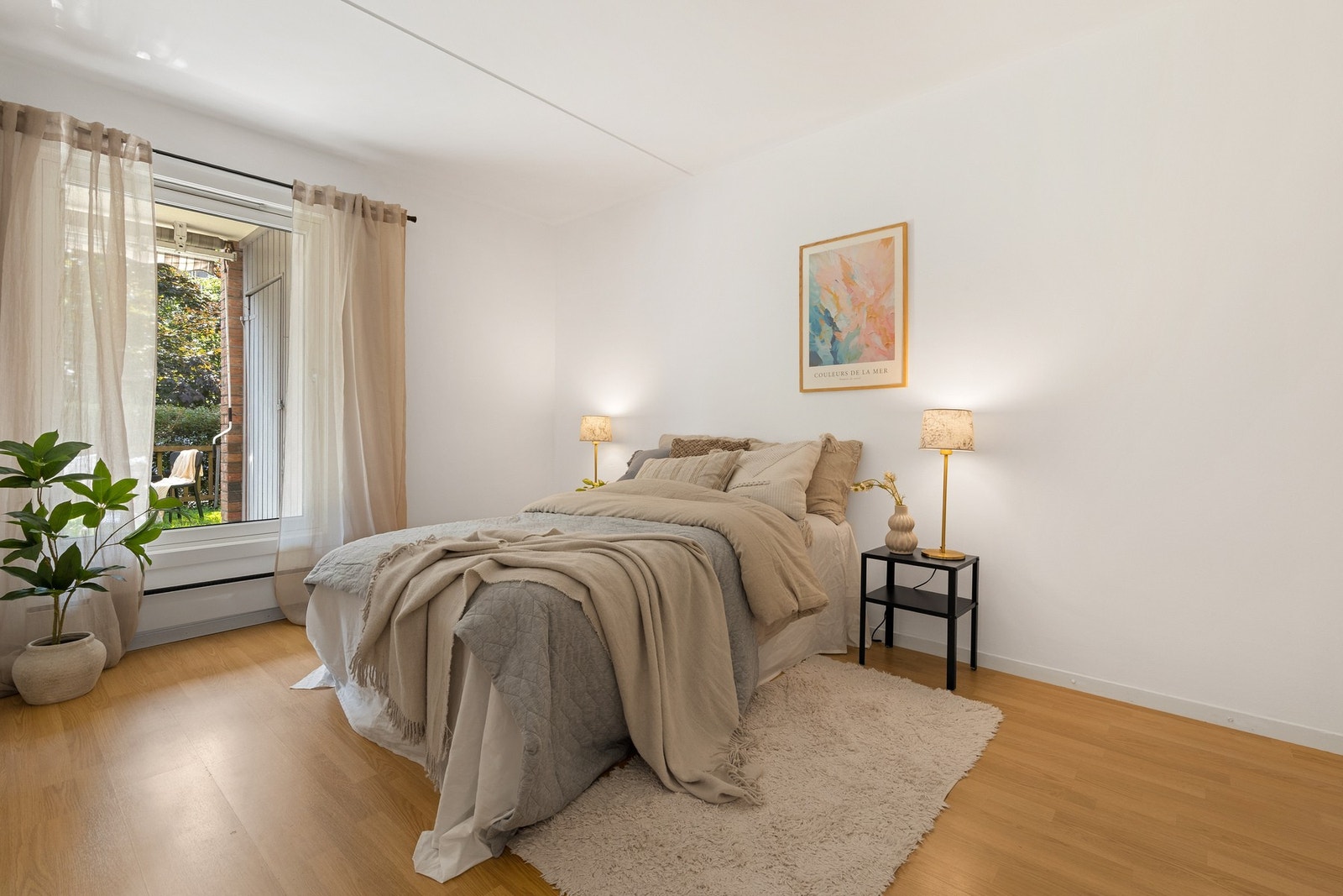 Hovedsoverom av svært god størrelse med god plass til dobbeltseng og nattbord på begge sider. Galleribilde