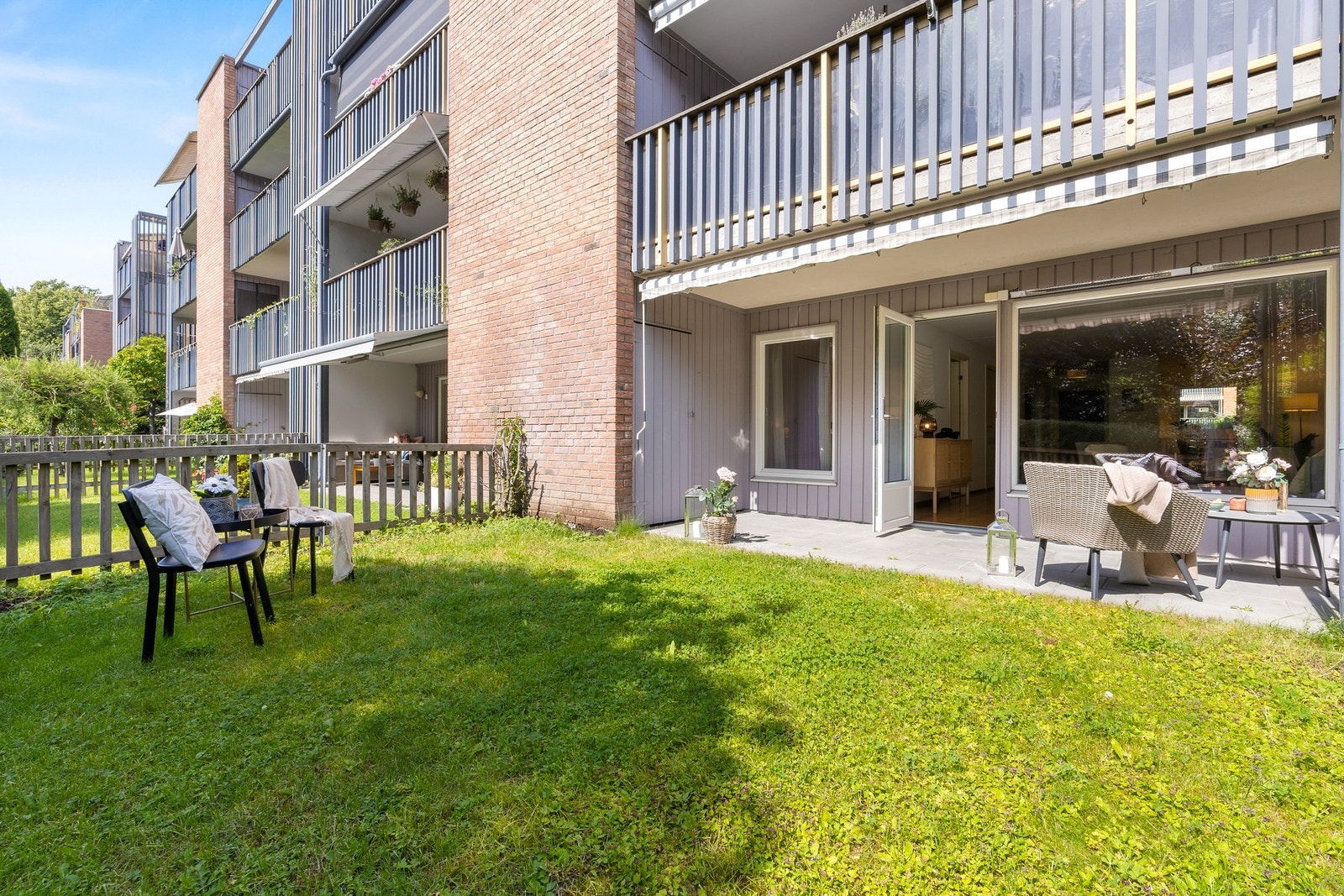 Leiligheten disponerer en vakker hage med flotte solforhold. Det er videre adkomst til en utebod på 2 kvm. Galleribilde