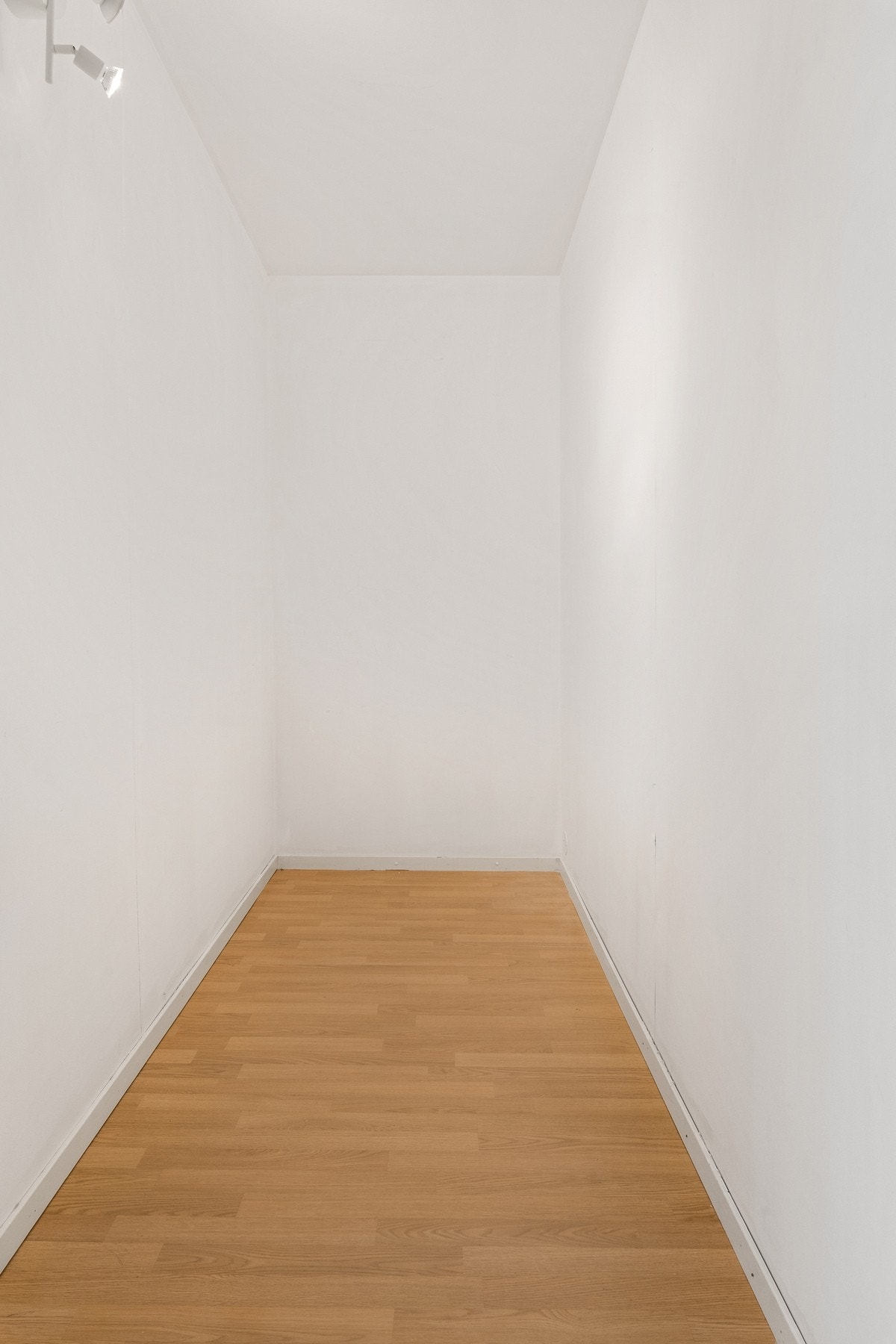 Praktisk innvendig bod på 3 kvm. Kan brukes som walk-in closet. Galleribilde