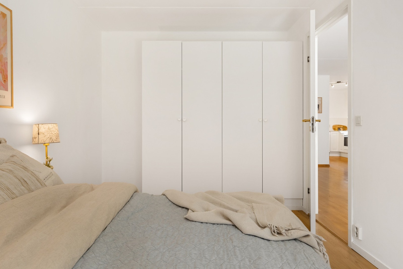 God lagringsmuligheter i garderobeskap. Galleribilde