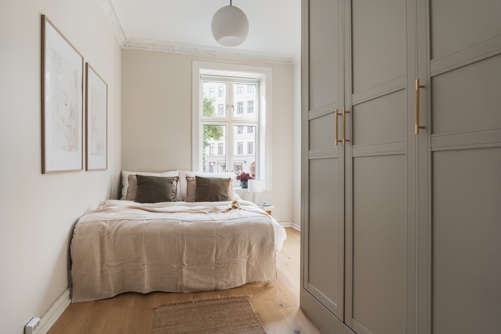 Plassbygget garderobeskap med profilerte fronter. Galleribilde