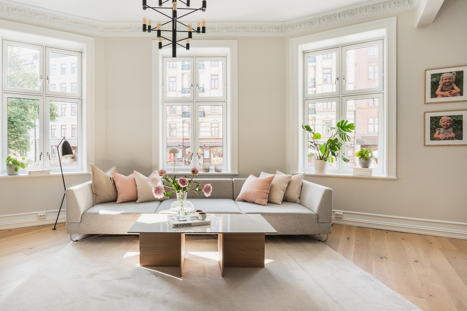 Her får du nydelige fløydører, rosett, stukkatur og peis. Galleribilde