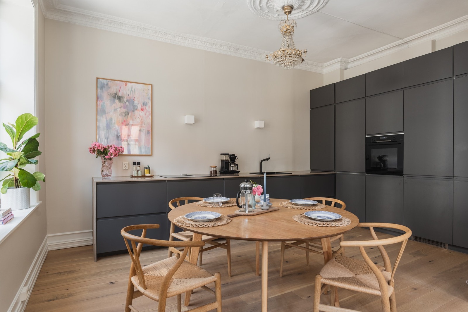 Stor stilren kjøkkeninnredning med kvartsitt benkeplate for en pen finish. Galleribilde