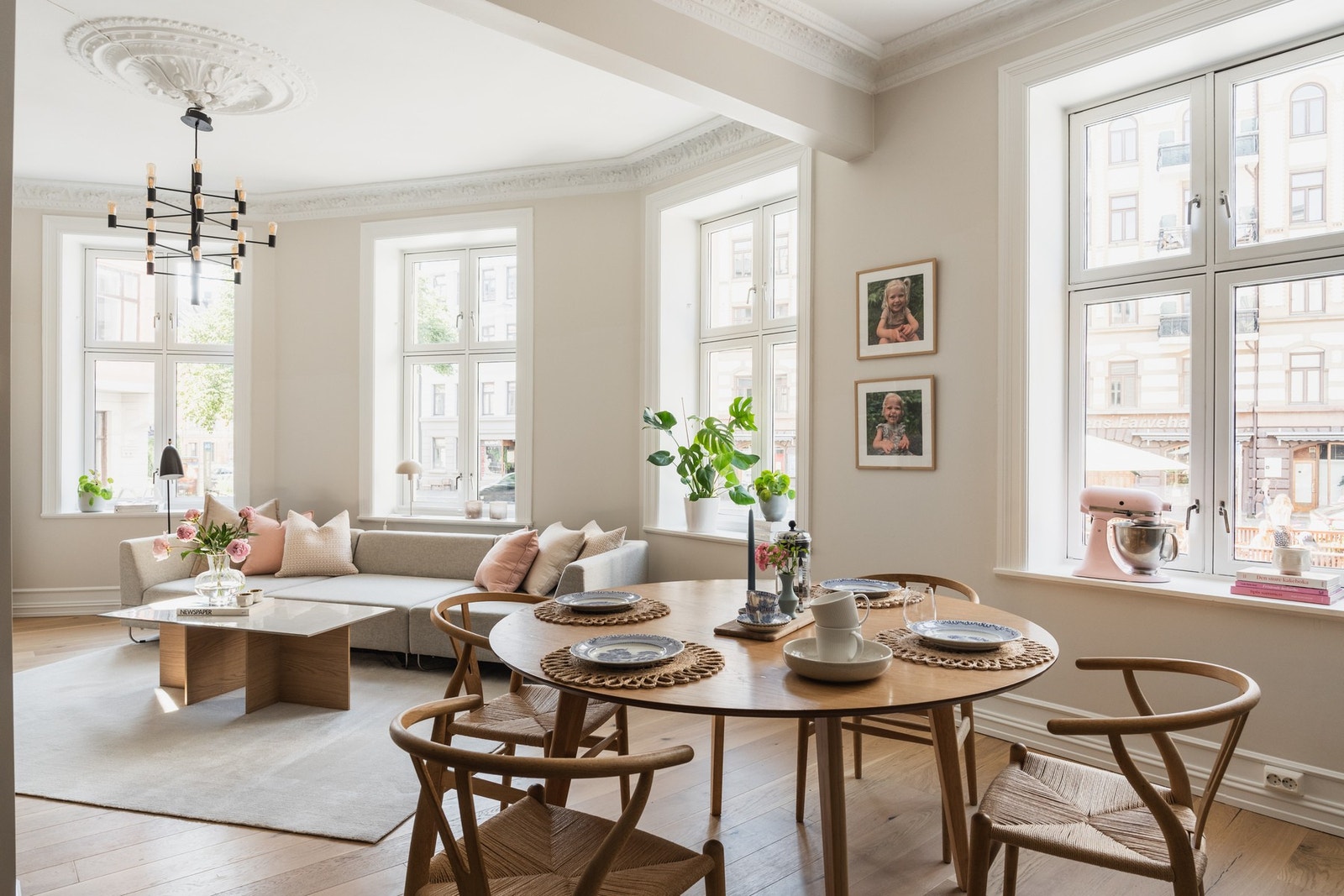 Leiligheten har en fantastisk vindusrekke som gir mye lys. Galleribilde