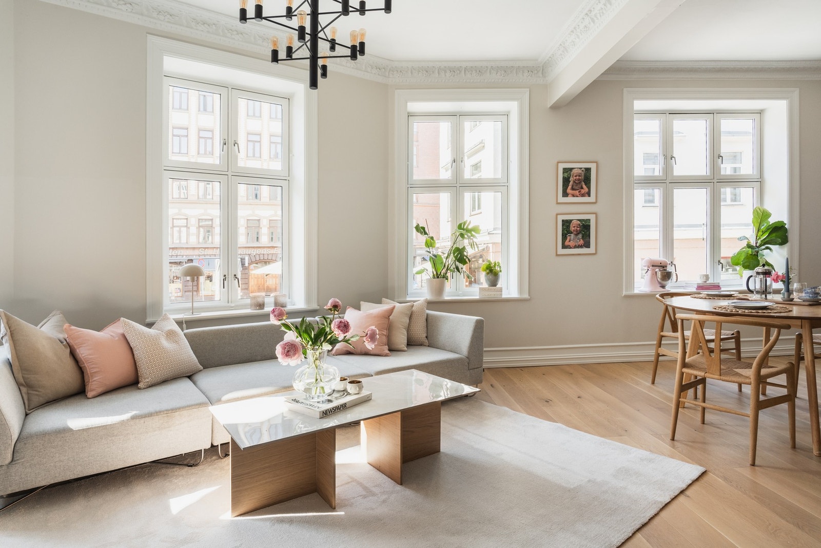 Moderne åpen stue- og kjøkkenløsning med god soneinndeling. Galleribilde