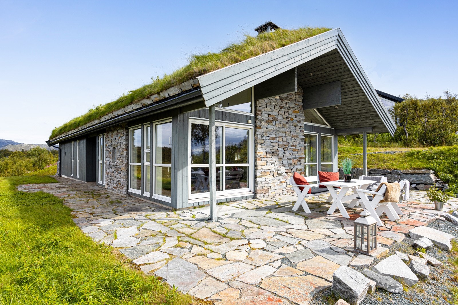 Privatmegleren har nå gleden av å presentere Farhovdriset 19 - Svært gjennomført hytte med eventyrlig beliggenhet fremst på feltet og ytterst mot friområder! Galleribilde