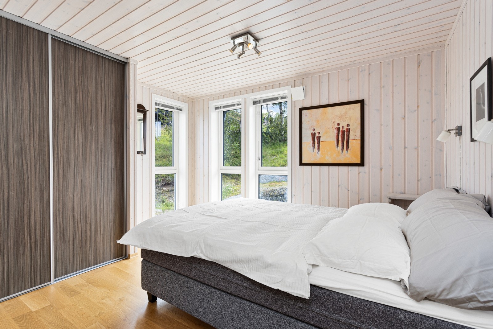 Det er totalt 3 soverom i hytta hvor det er plass til dobbeltseng eller familiekøye i alle rommene Galleribilde